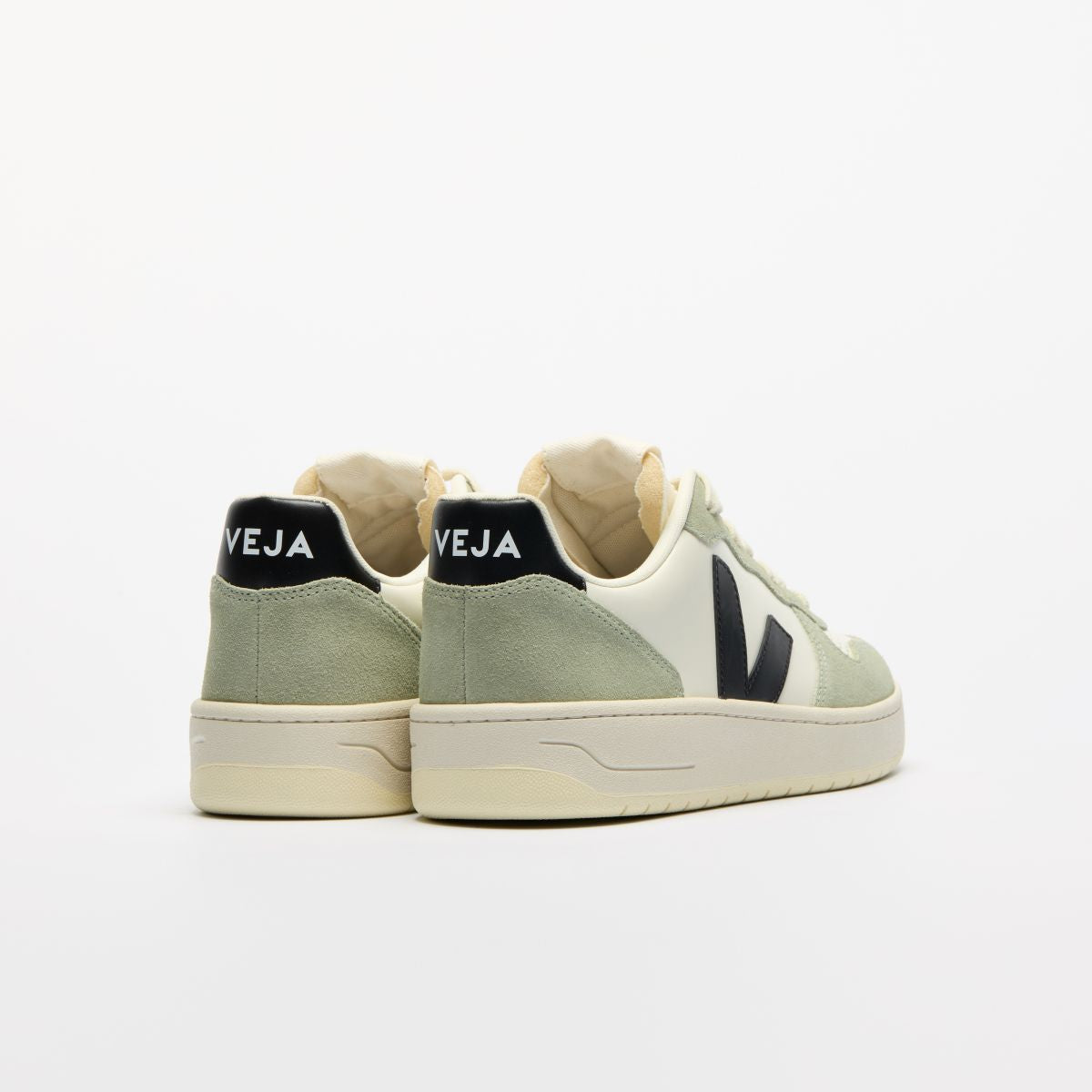 Veja V-10 Leather Pure Black Clay