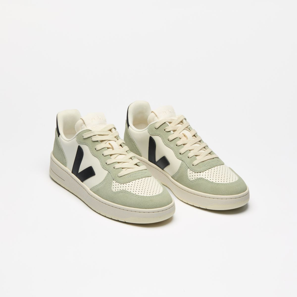 Veja V-10 Leather Pure Black Clay