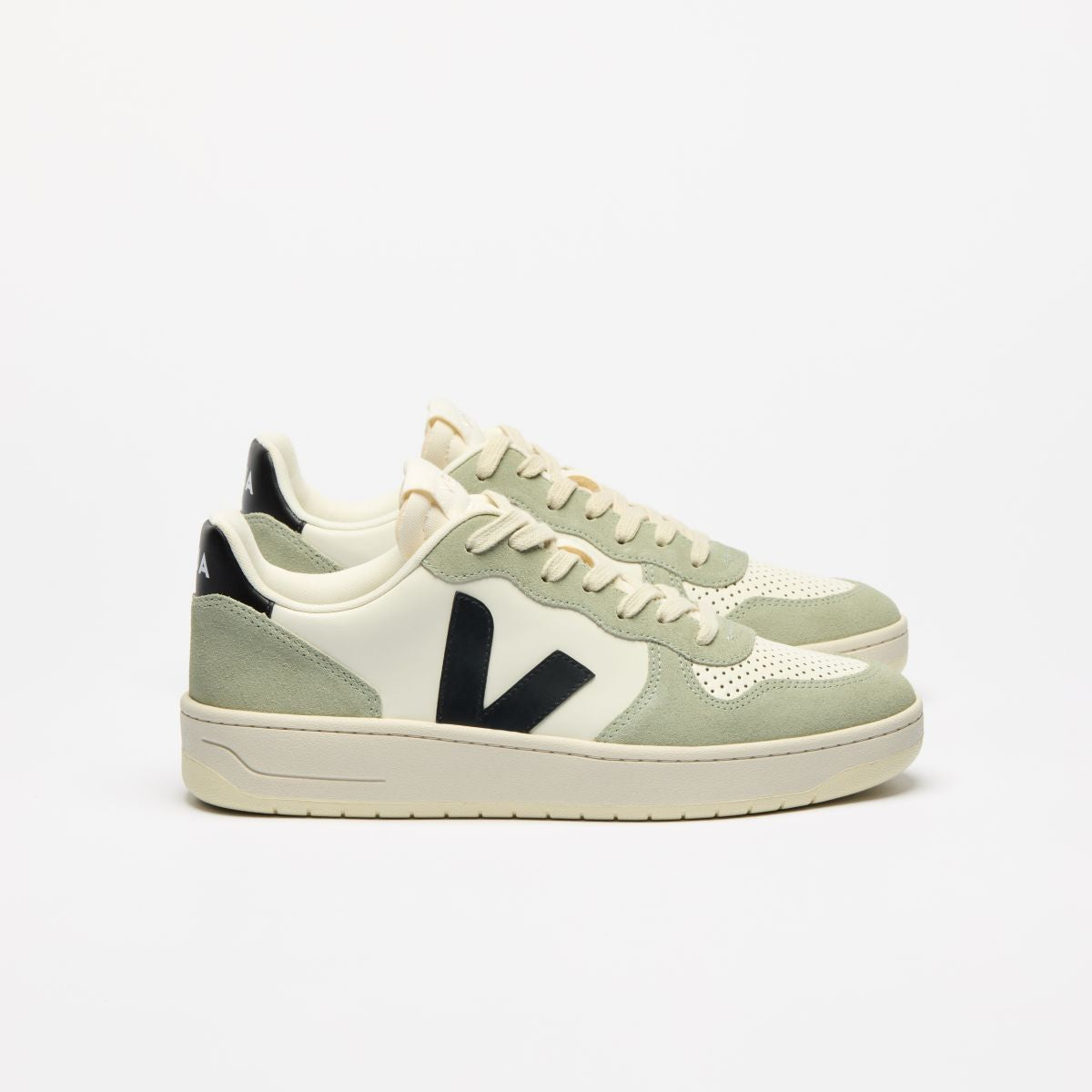 Veja V-10 Leather Pure Black Clay