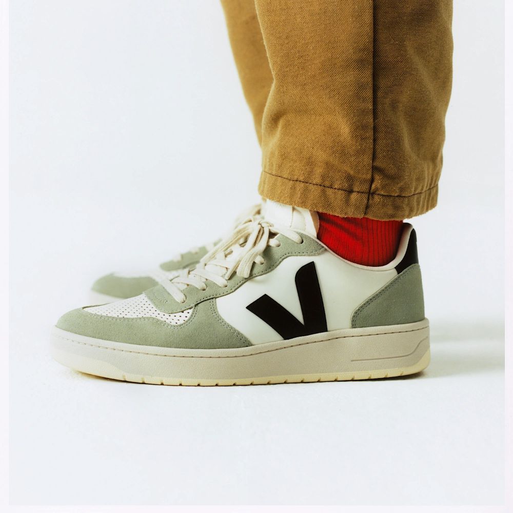 Veja V-10 Leather Pure Black Clay