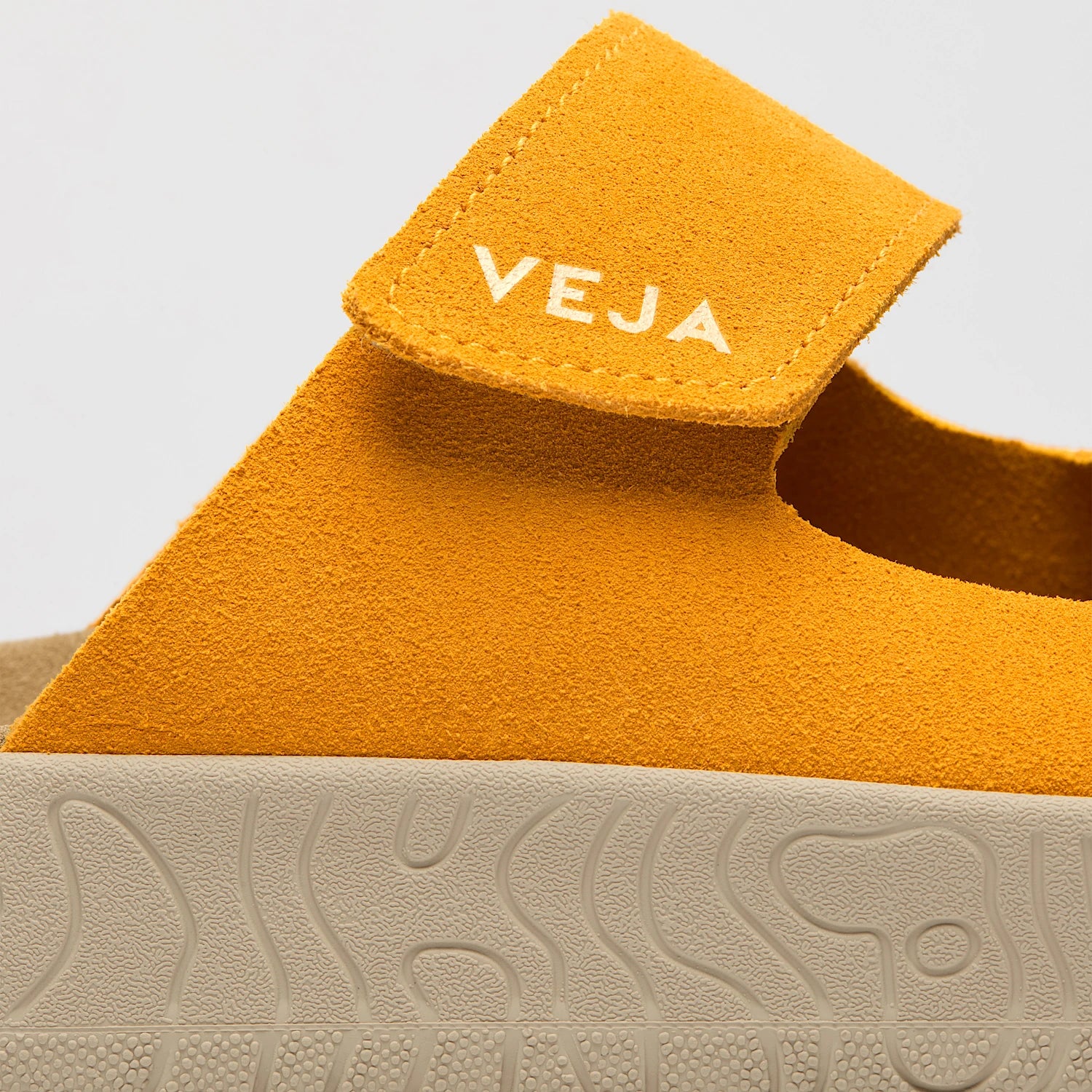 Veja Etna Suede Safran Almond Almond