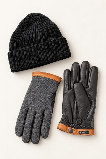 Winter-Set: schwarze Beanie und Hestra-Handschuhe in Grau und Schwarz mit cognacfarbenem Abschluss
