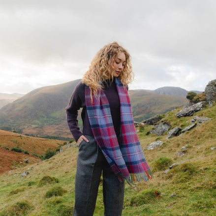 Irischer Wollschal Lang Himbeere, Lavender Tartan
