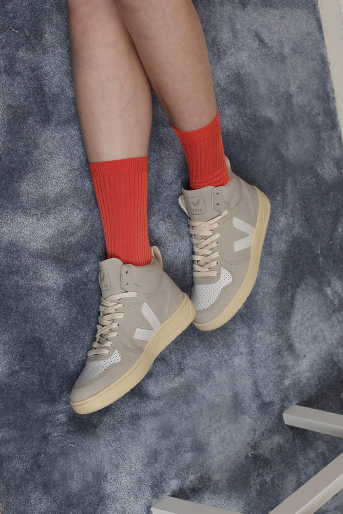 Veja V-15 Nubuck Natural White